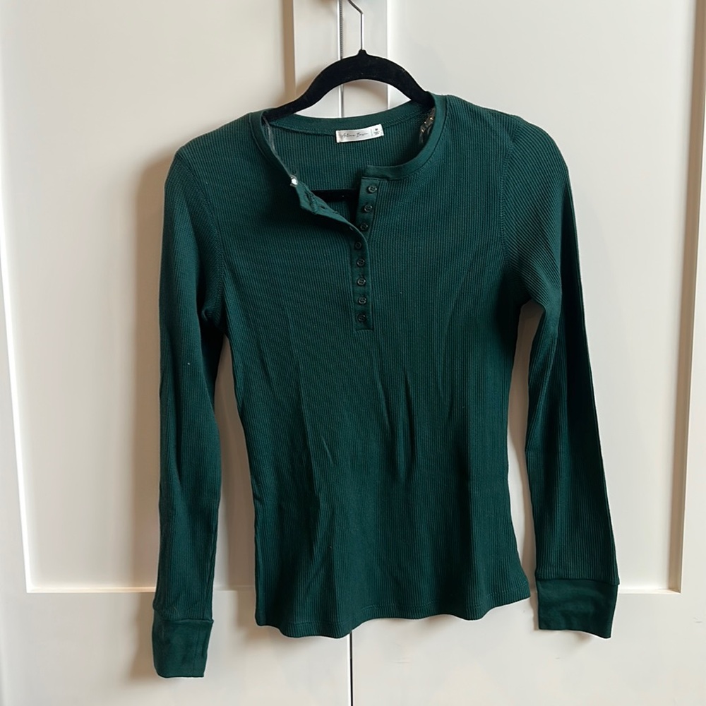 Forest green fitted long sleeve waffle fabric shirt.